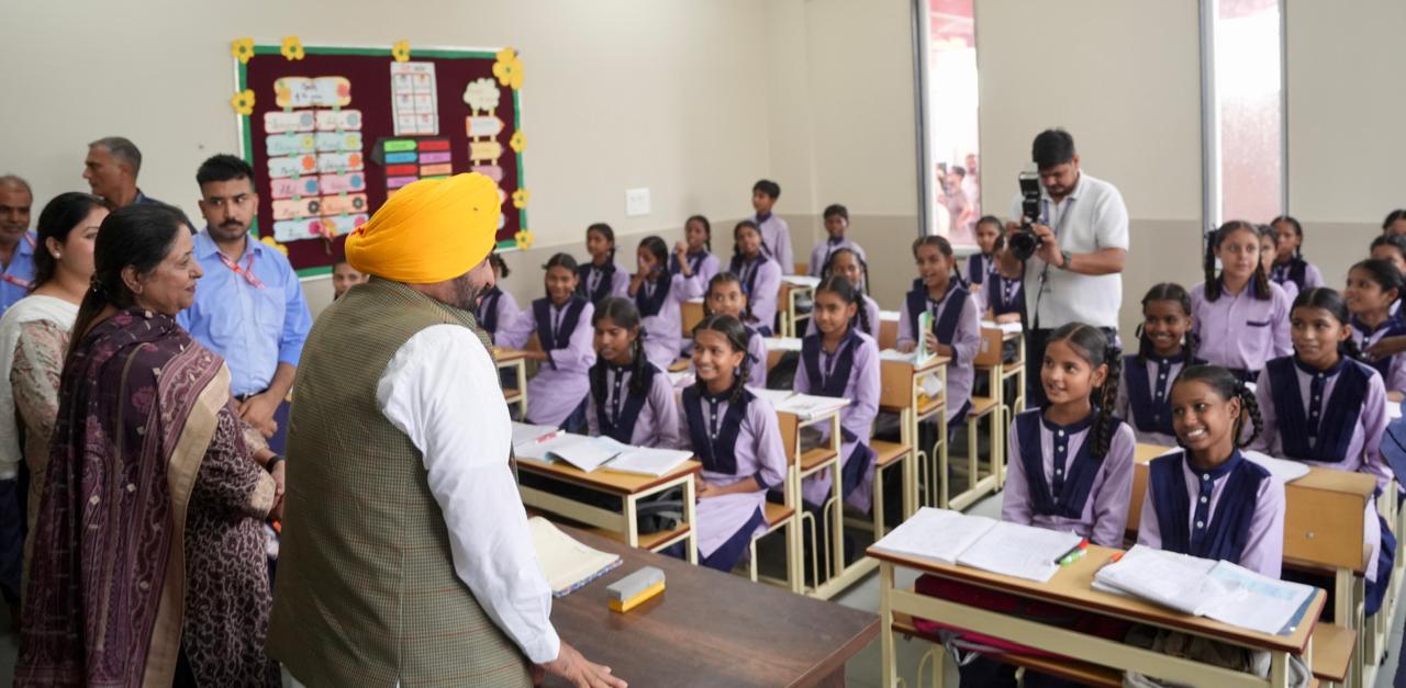 Punjab Chief Minister Bhagwant Singh Mann on Monday said that his government’s sustained focus on strengthening government schools, modernising educational infrastructure and investing in teacher training has transformed the state into the country’s top performer in school education.
Inaugurating the ₹5 crore Vardhman Block at Government Primary School, Lohara, the Chief Minister said that the remarkable success of government school students in competitive examinations such as NEET (National Eligibility cum Entrance Test), JEE (Joint Entrance Examination) and the Punjab State Talent Search Examination (PSTSE) reflects the far-reaching impact of the government’s education reforms and reaffirmed that education remains the most powerful instrument for eliminating poverty and empowering future generations.
Addressing the gathering after inaugurating the new block at Government Primary School, CM Bhagwant Singh Mann said, “This new block has been constructed at a cost of ₹5 crore. The entire cost has been borne by the Vardhman Textiles Group, for which I sincerely thank the group’s leadership. The new block comprises 18 classrooms for students, along with furniture, and three rooms for the teaching staff.”
The Chief Minister said, “The Vardhman Textiles Group has been making a significant contribution towards strengthening educational infrastructure, particularly in government schools. The group has also constructed school buildings in the government schools of Lohara, Giaspura, Kasabad, Ladowal, Sekhewal and others. No freebie or concession can eliminate poverty or other social maladies in the state, but education is the key that can pull people out of this vicious circle by raising their standard of living.”
He noted, “Due to the strenuous efforts of his government, Punjab has surpassed Kerala, Maharashtra and Delhi to secure the number one position in primary and middle-school education. The state government has upgraded primary and middle-school education, strengthened the system, introduced smart classrooms and provided advanced training to teachers. As a result of these efforts, Punjab is excelling in the school education sector and NITI (National Institution for Transforming India) Aayog, one of the Government of India’s premier institutions, has released new figures showing that Punjab has surpassed Kerala, Maharashtra and Delhi to secure the number one position in primary and middle-school education.”
The Chief Minister said, “For the last four years, the state government has focused on teacher training, modern teaching methods and smart classrooms, and today Punjab stands at the top. Earlier Kerala held the top position, but now Punjab has claimed the number one rank with a huge margin. More such efforts will be made in the coming time too. Education is the light that illuminates the world by dispelling darkness, due to which the state government is laying special thrust on it.”
The Chief Minister said, “Nearly three lakh students are studying in government schools across Ludhiana district, which has 16 Schools of Eminence, 11 Schools of Brilliance and 35 Schools of Happiness. Two more Schools of Eminence at Millerganj and Division No. 3, Ludhiana, have been completed and will soon be dedicated to the public. As many as 146 students qualified the NEET examination, 33 students qualified the JEE Main examination, nine students qualified the JEE Advanced examination and 47 students qualified the PSTSE.”